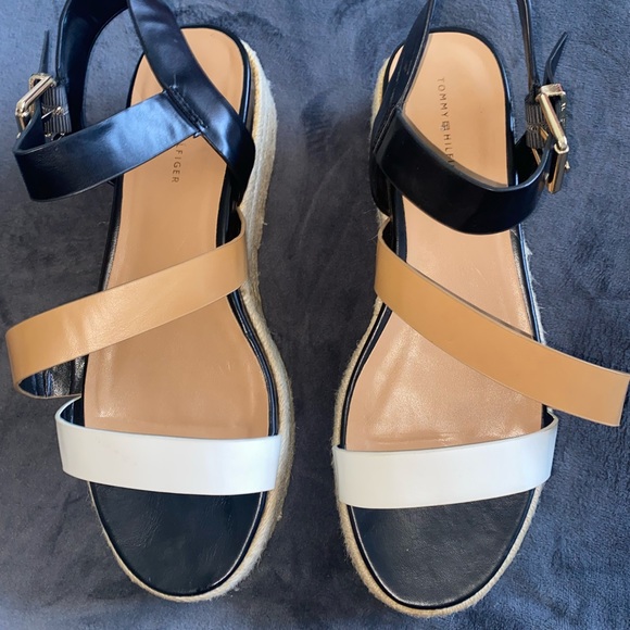 Black, tan, and white women sandals - Picture 3 of 4